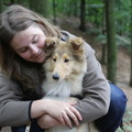 honden foto Even knuffelen in Mariëndaal op een lekker wandeling in het bos @ 16 weken